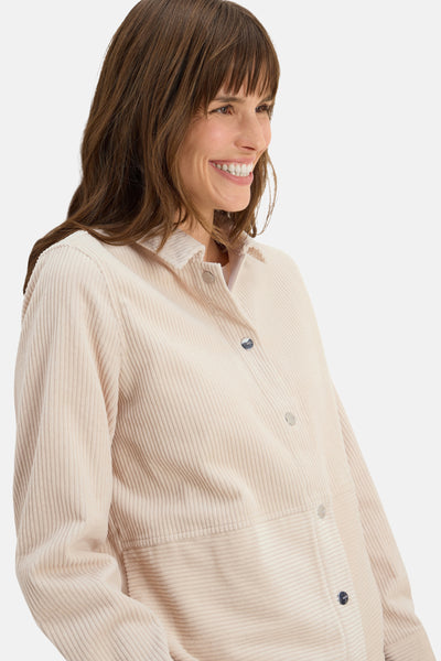 Beige blouse met lange mouwen van CECIL in corduroy met een relaxte pasvorm.