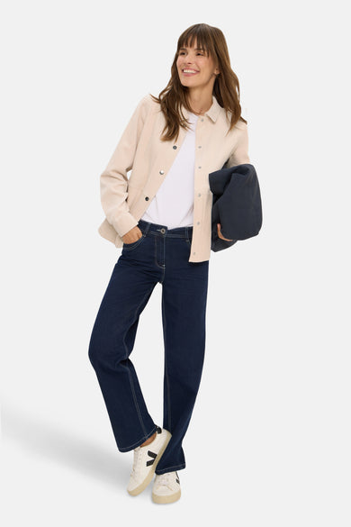 Beige blouse met lange mouwen van CECIL, gedragen met een wit T-shirt en een marineblauwe broek.