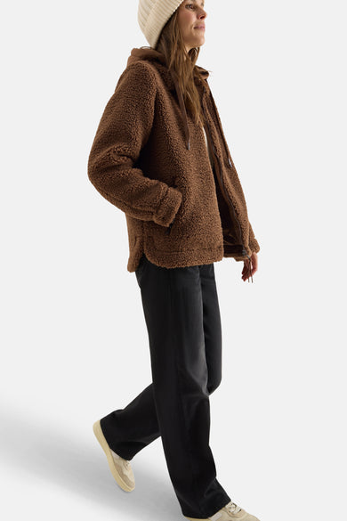 Kort bruin teddyjack van CECIL, gedragen met een gebreide muts en een zwarte jeans.