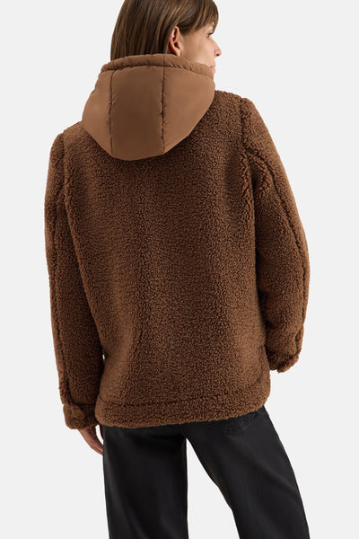 Kort bruin teddyjack van CECIL, met gewatteerde capuchon, gedragen met een zwarte jeans.