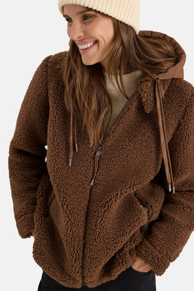 Veste courte brune en imitation peau de mouton de CECIL avec capuche et cordon de serrage.