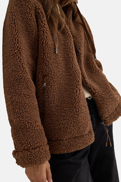 Veste courte marron de CECIL, en tissu bouclé texturé, avec capuche à cordon et poches zippées.