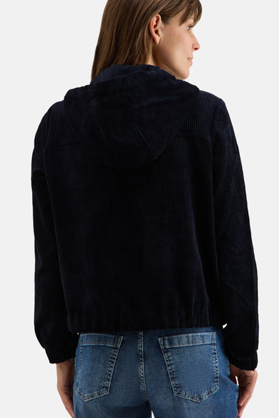 Korte blauwe corduroy jas van CECIL, met capuchon en zakken, gedragen over een spijkerbroek.