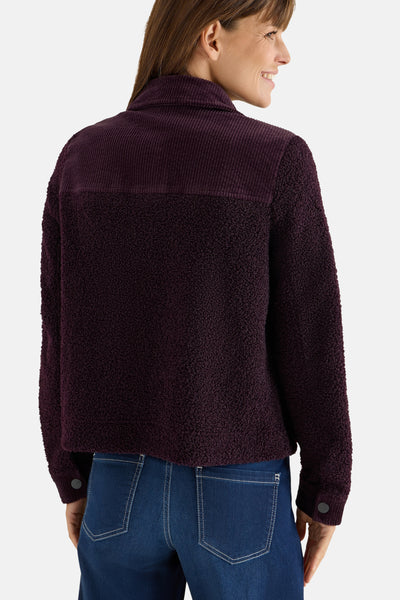 Kort paars jasje van CECIL met corduroy inzetstuk op de rug en zichtbare blauwe jeans.