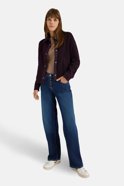 Veste courte mauve par CECIL, en matière texturée, portée avec un T-shirt beige et un jean bleu ample.

