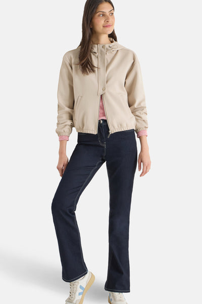 Gilet beige de CECIL, avec capuche et poches, porté sur un pull rose et un jean bleu foncé.
