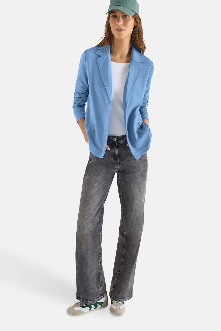 Blazer bleu de CECIL, porté avec un t-shirt blanc, un jean gris foncé et une casquette turquoise.
