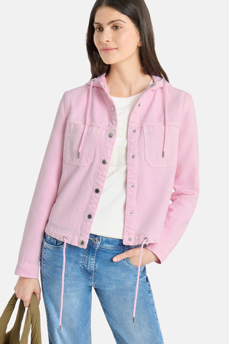 Korte roze CECIL jas met capuchon, klepzakken, gedragen met een wijde jeans en een tas.