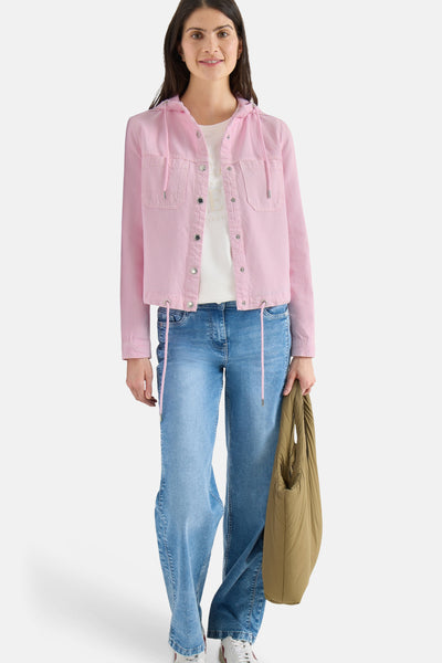 Veste courte rose CECIL avec capuche, poches à rabat, portée avec un jean ample et un sac.