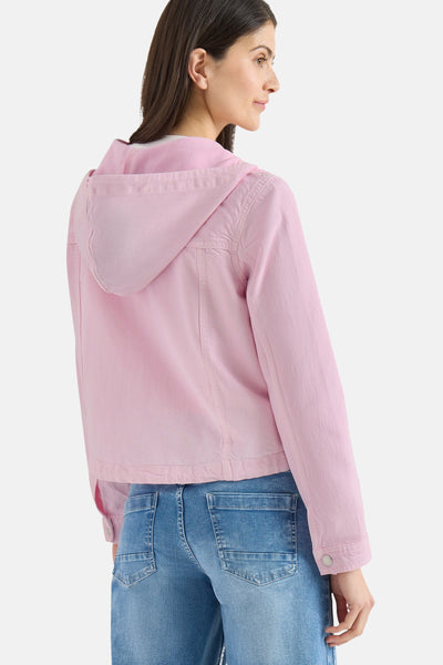Korte roze jas van CECIL, met capuchon en zakdetails op een blauwe jeans.