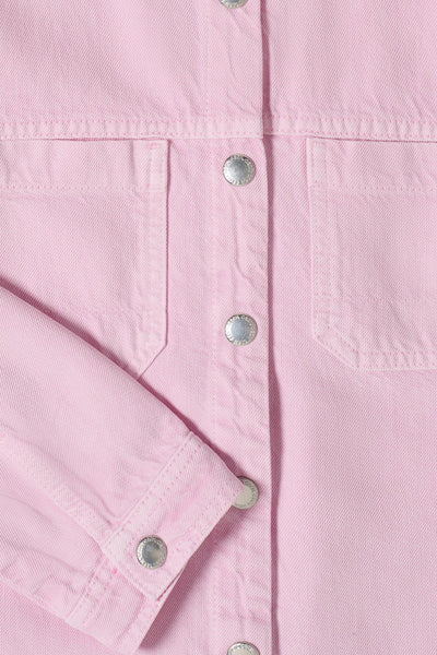 Korte roze jas van CECIL met zilveren knoopsluiting, borstzakken en lange mouwen.
