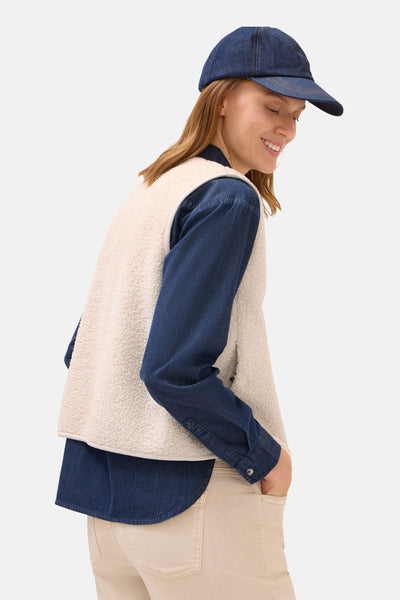 Beige sherpa bodywarmer van CECIL gedragen over een spijkerblouse en een beige broek.