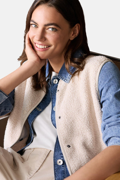 Beige vest van CECIL met zachte textuur en denimdetails, gedragen over een wit T-shirt.