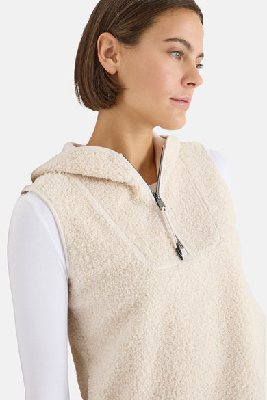 Veste courte beige de CECIL, à capuche et fermeture éclair apparente, portée sur un haut blanc à manches longues.
