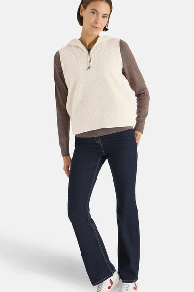 Veste courte beige de CECIL, portée sur un pull marron et un jean bleu foncé.