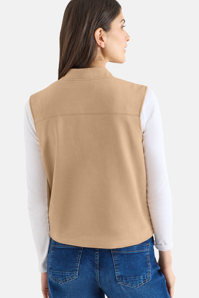 Bruin mouwloos vest van CECIL, van achteren gezien, gedragen met een witte top met lange mouwen en een blauwe spijkerbroek.