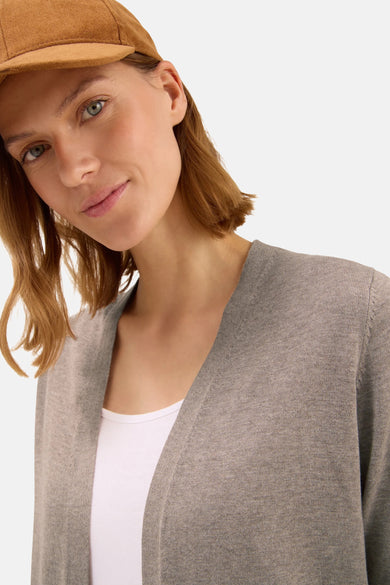 Beige vest van CECIL gedragen over een witte tanktop, met een bruine hoed.