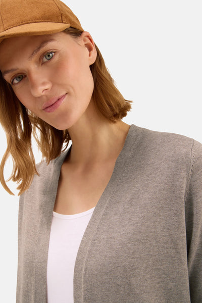 Beige vest van CECIL gedragen over een witte tanktop, met een bruine hoed.