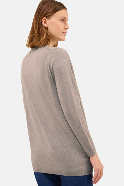Beige vest van CECIL, effen met lange mouwen, gedragen met een marineblauwe broek.
