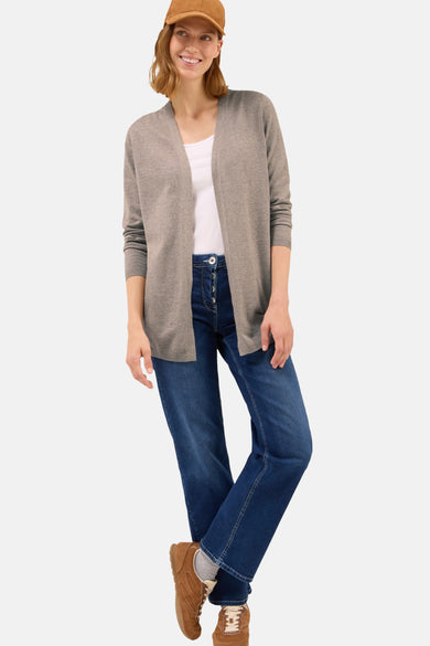 Beige gilet van CECIL, gedragen over een wit T-shirt en een blauwe jeans.