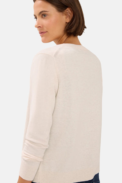 Beige vest van CECIL, met een zachte textuur en een relaxte pasvorm, gedragen met een donkere jeans.