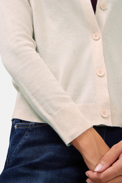 Beige vest van CECIL, getailleerd model met bijpassende knopen, gedragen met een donkerblauwe jeans.