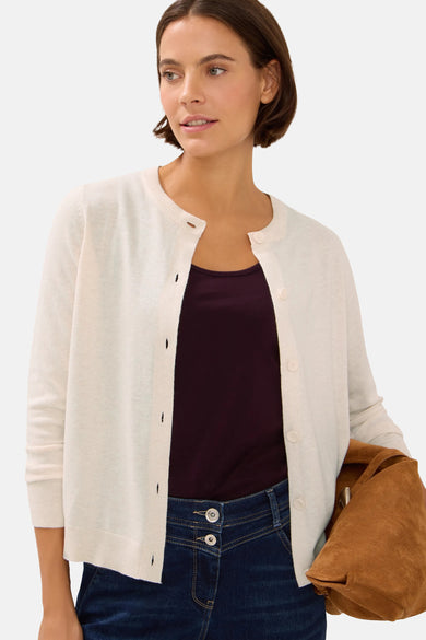 Beige vest van CECIL, gedragen over een bordeaux hemdje en een high-waist jeans met een bruine tas.