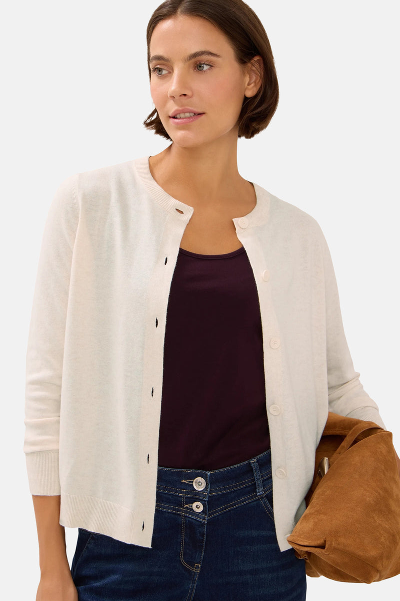 Beige vest van CECIL, gedragen over een bordeaux hemdje en een high-waist jeans met een bruine tas.