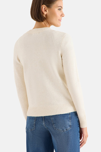 Ecru gebreid vest van CECIL gedragen met een blauwe jeans, achtergezicht.