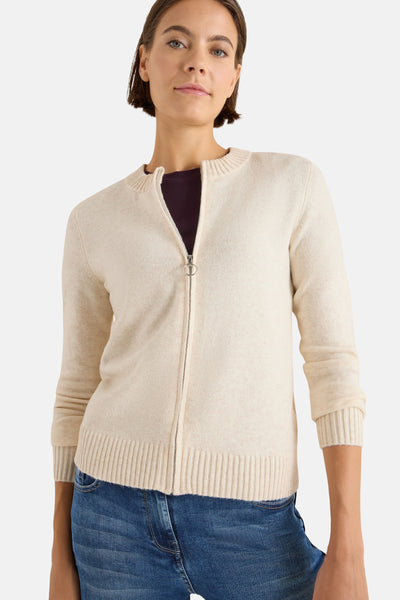 Cardigan écru by CECIL, à fermeture éclair, porté sur un haut bordeaux et un jean.
