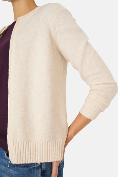 Cardigan écru par CECIL, en maille fine, porté sur un top bordeaux et un jean bleu.
