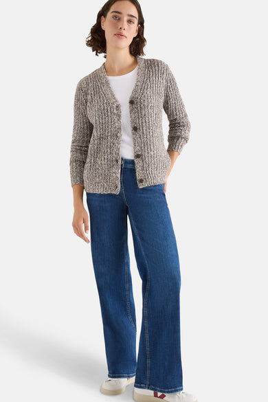 Taupe gemêleerd gebreid vest van CECIL, gedragen over een wit T-shirt en een wijde blauwe jeans.