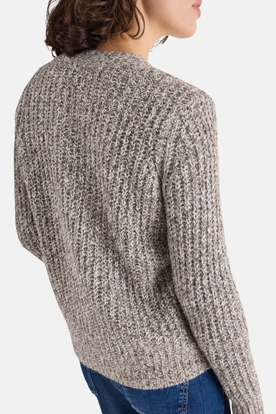 Taupe CECIL vest in getextureerd breisel, gedragen met een blauwe jeans, achtergezicht.