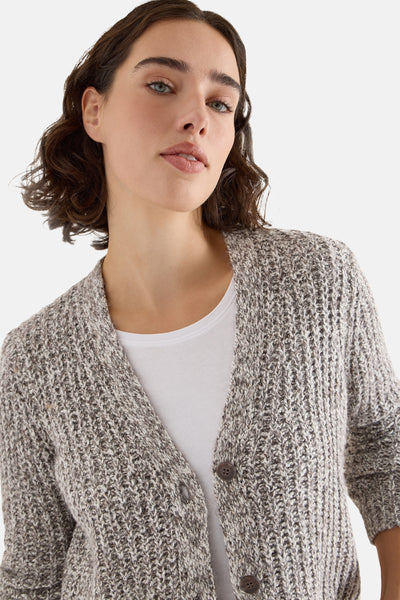 Taupe gebreid vest, van CECIL, gedragen over een effen wit T-shirt.
