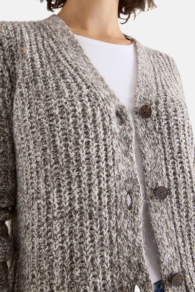 Taupe gebreid vest van CECIL, met een knoopsluiting over een wit T-shirt.
