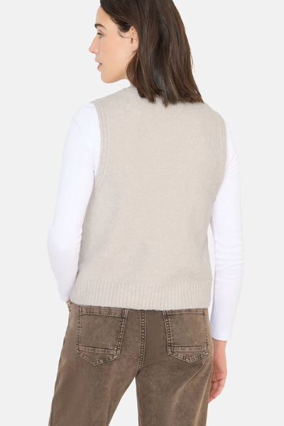 Beige hemd van CECIL gedragen over een wit T-shirt, gecombineerd met een bruine jeans, achtergezicht.