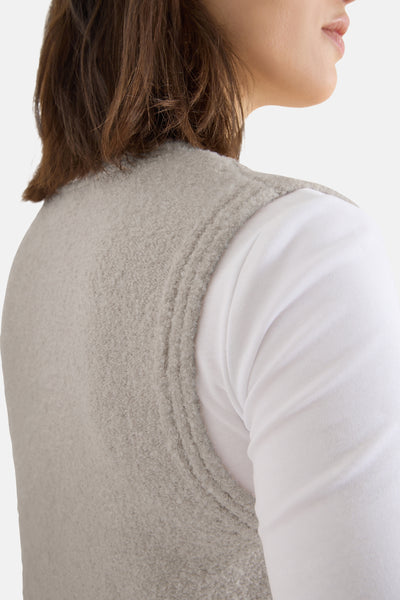 Beige hemd zonder mouwen van CECIL, gedragen over een wit T-shirt met lange mouwen, achtergezicht.