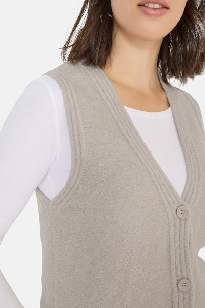 Beige gebreid hemdje van CECIL, gedragen over een wit T-shirt met lange mouwen.