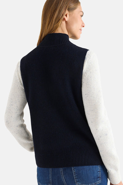 Blauwe top van CECIL, met gebreide col, gedragen met een blauwe jeans.