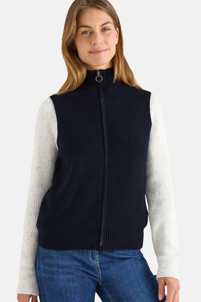 Blauwe tanktop van CECIL, met ritssluiting, witte gespikkelde lange mouwen en gedragen met een spijkerbroek.