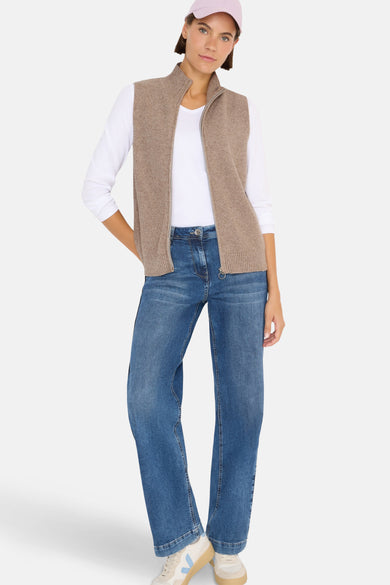 Taupe hemdtop van CECIL, gedragen over een wit T-shirt met lange mouwen en een high-waisted jeans.