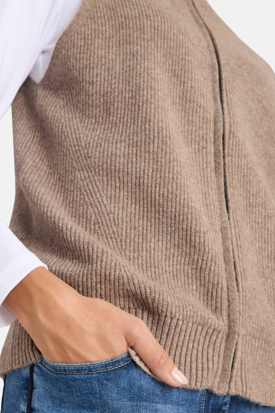 Débardeur taupe de CECIL en maille côtelée, porté sur une chemise blanche et un jean bleu.
