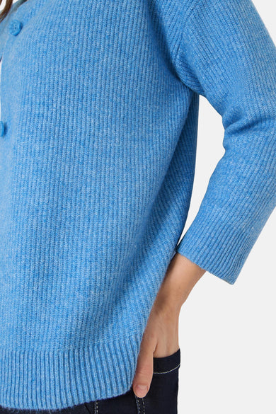 Cardigan bleu en maille fine de CECIL, avec manches trois-quarts et fermeture boutonnée, porté avec un jean.
