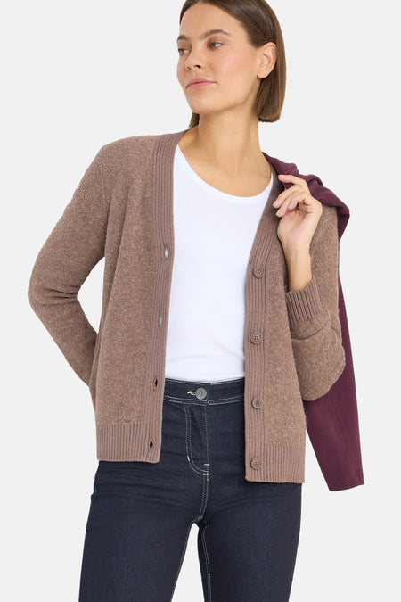 Bruine CECIL-cardigan met knoopsluiting, gedragen over een wit T-shirt en een donkerblauwe broek.