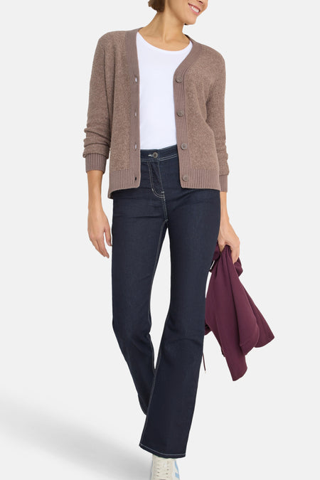Cardigan marron de CECIL avec une fermeture boutonnée, porté sur un t-shirt blanc et un pantalon bleu foncé.