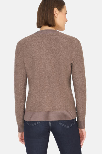Bruine CECIL-cardigan met gebreide textuur, gedragen met een donkerblauwe jeans.