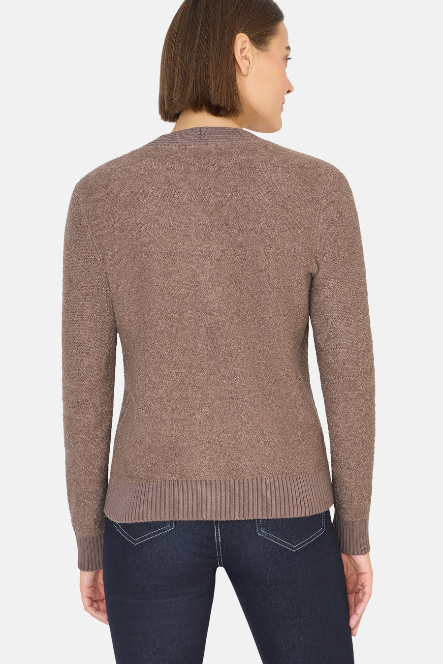 Bruine CECIL-cardigan met gebreide textuur, gedragen met een donkerblauwe jeans.