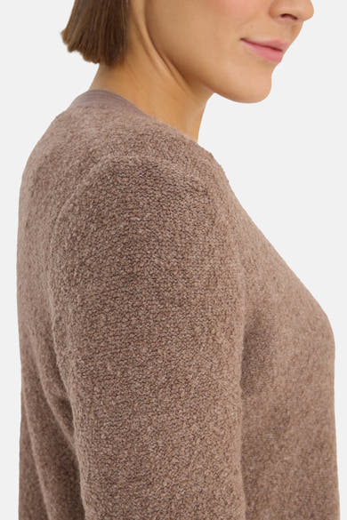 Bruine cardigan van CECIL in bouclébrei, gedragen door een vrouw, zijwaarts gezien.