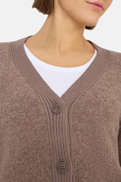 Bruine cardigan van CECIL met een gebreide textuur, knopen en een V-hals over een wit T-shirt.