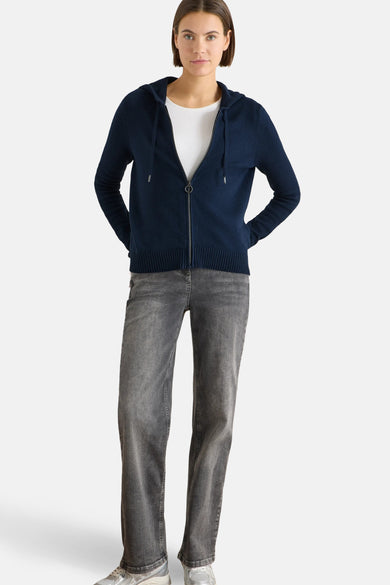 Cardigan bleu by CECIL, porté sur un t-shirt blanc, avec un jean gris et des baskets argentées.